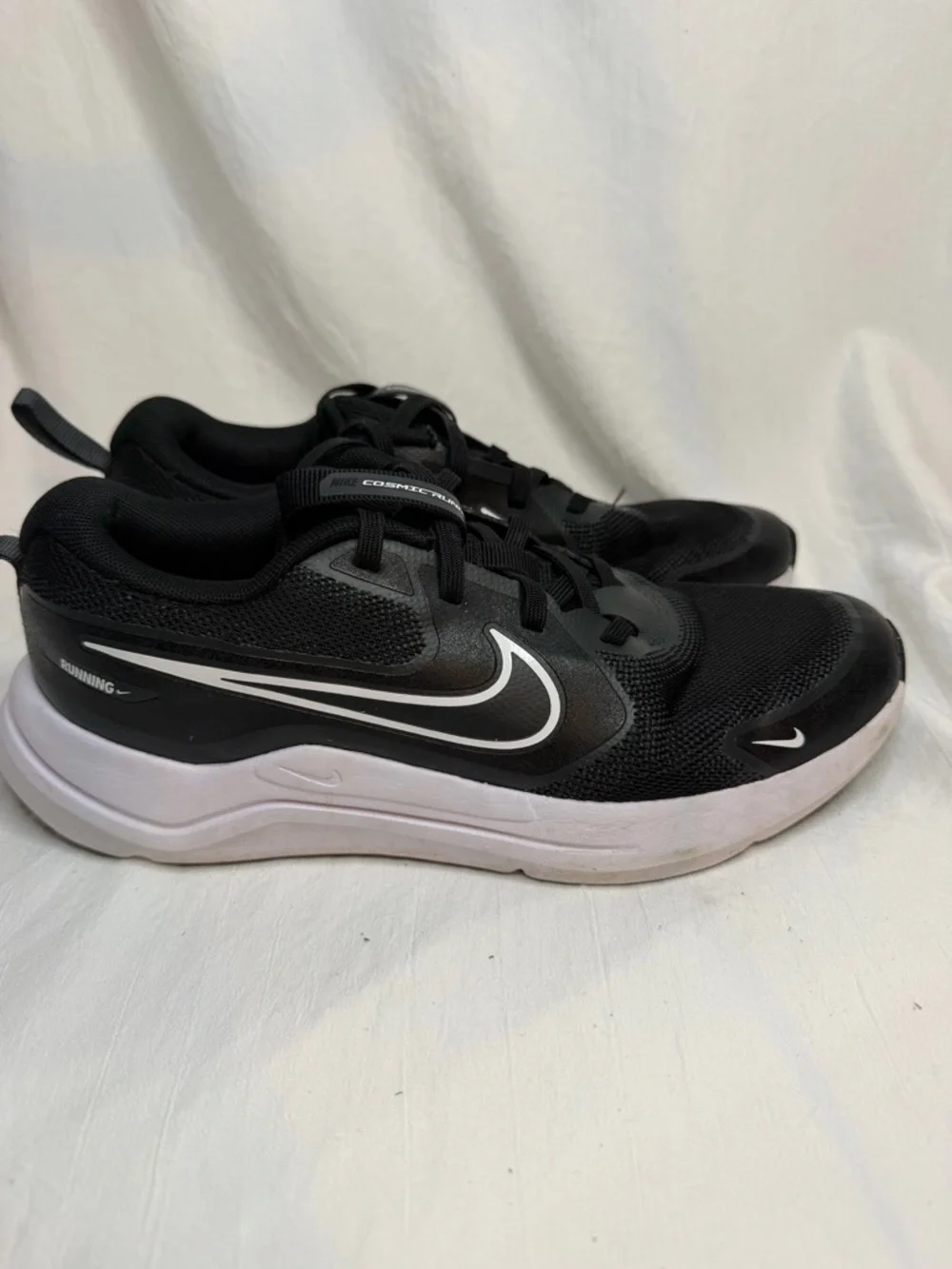 Nike Cosmic Runner Big Kids' Road Running Shoes - Black/White - Size 5.5Y - Picture 5 of 8